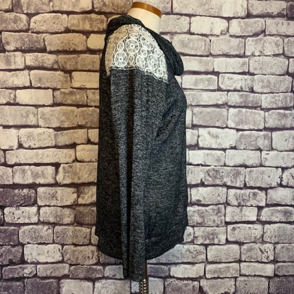 Ivy Ridge Black & Gray Top W/ lace Detail - Picture 7 of 11